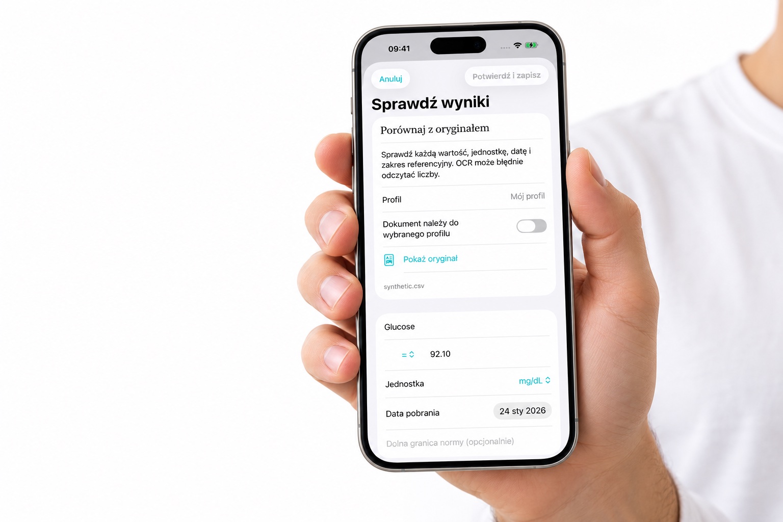 Ilustracyjne zdjęcie osoby trzymającej iPhone z ekranem weryfikacji HealthFold i danymi syntetycznymi.